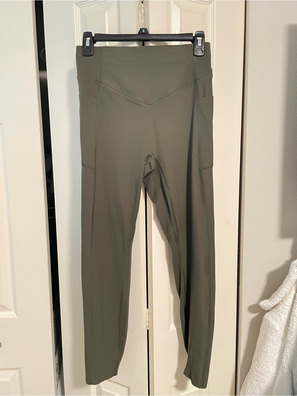 High-Waist Olive Green Leggings with Side Pockets